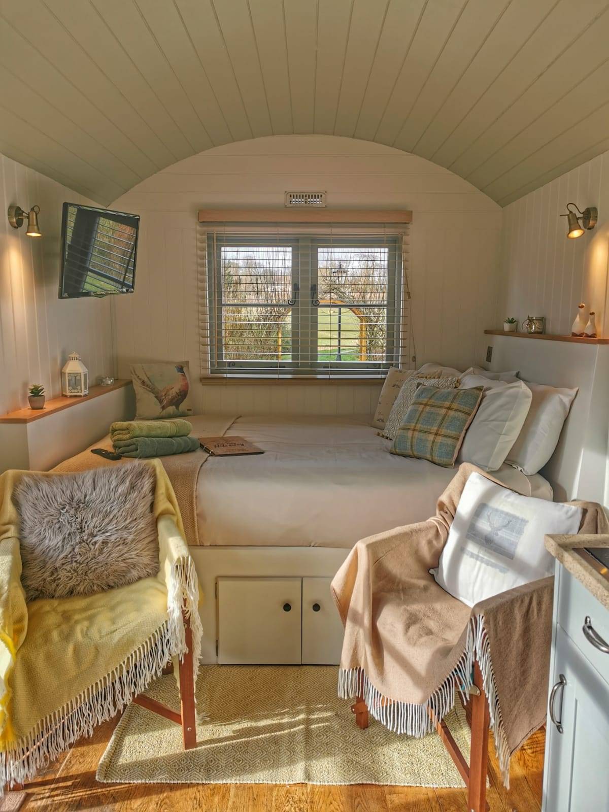 Shepherd huts / Luxury glamping / Shepherd huts / Hideaway ...